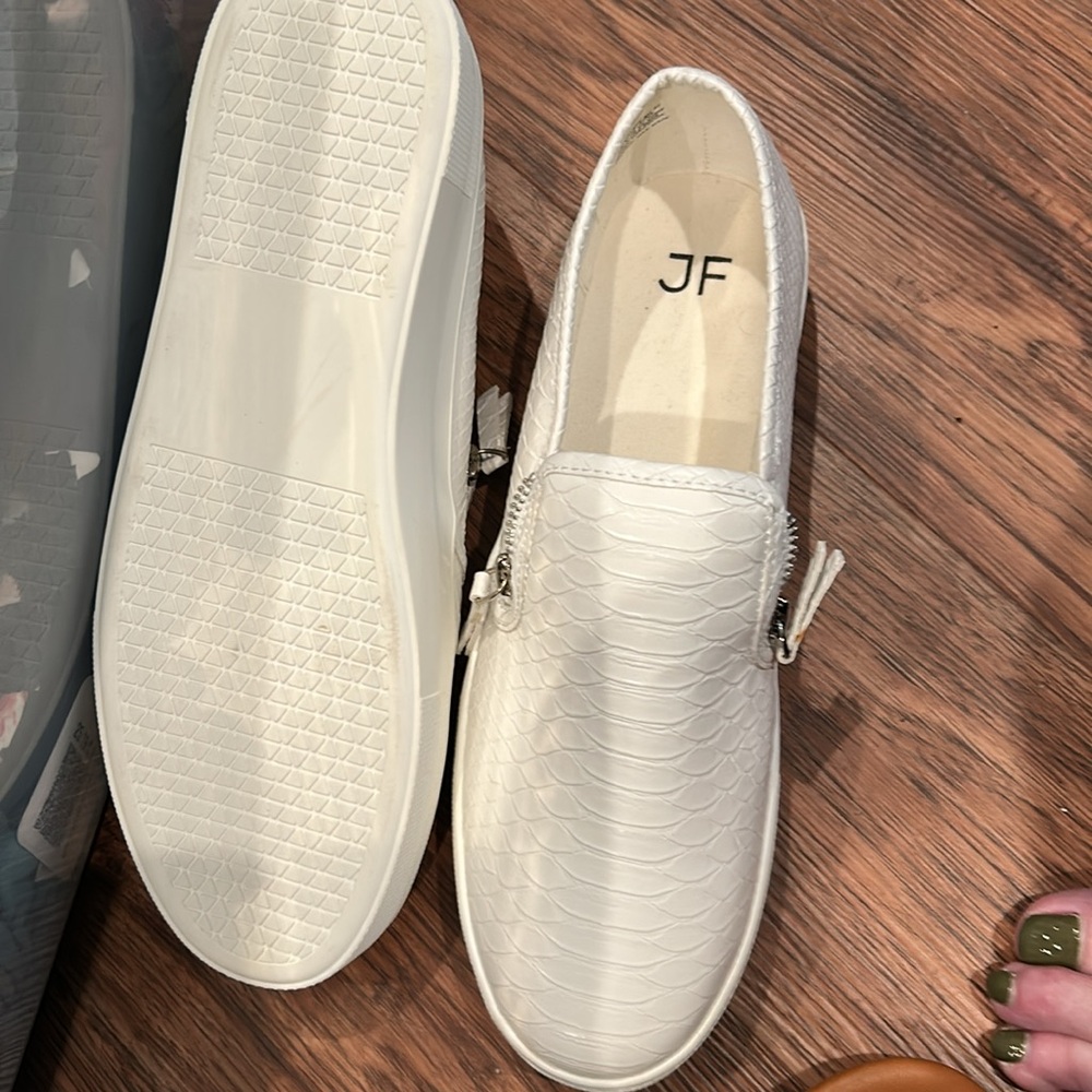 NWT Shoe Dazzle White Sneakers Minimalist Slip-On - Picture 3 of 4